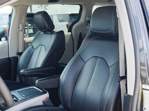 Used 2023 Chrysler Pacifica Touring-L FWD image 11