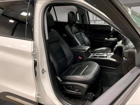 Used 2023 Ford Explorer XLT w/ Equipment Group 202A AWD/4WD image 31