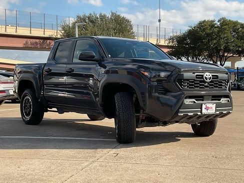 Used 2025 Toyota Tacoma SR5 image 4