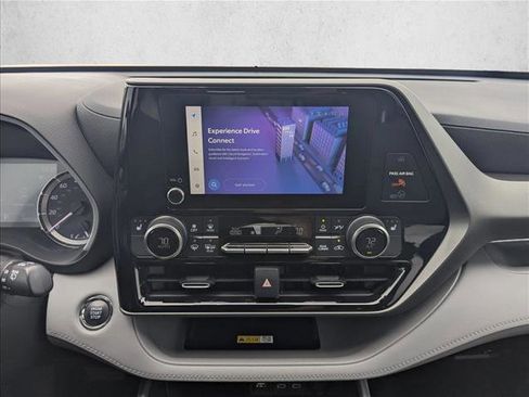 Used 2023 Toyota Highlander XLE image 12