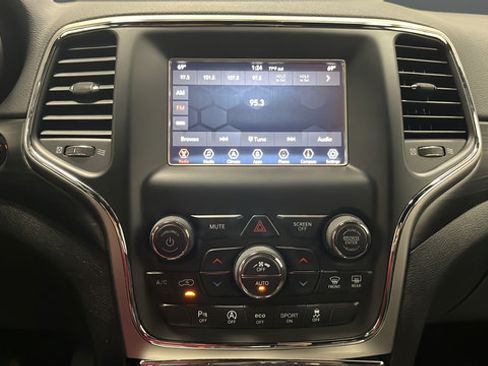 Used 2019 Jeep Grand Cherokee Laredo AWD/4WD image 12
