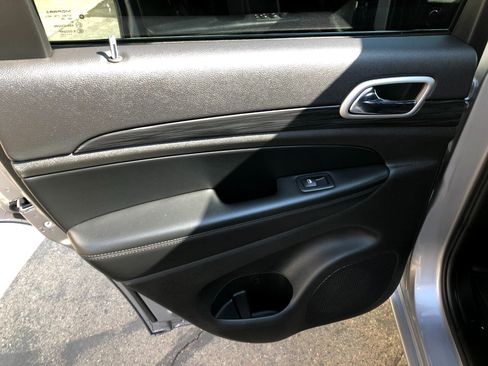 Used 2020 Jeep Grand Cherokee Altitude image 25