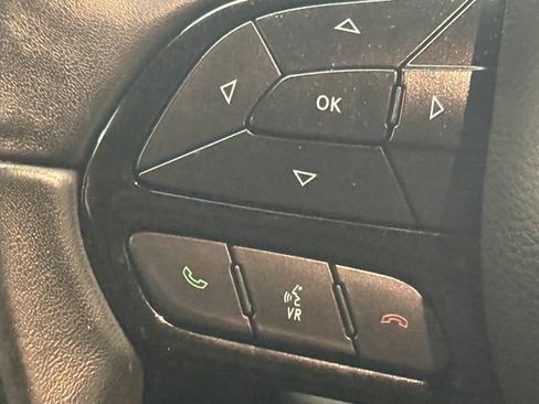 Used 2022 Chrysler Pacifica Limited w/ Uconnect Theater Family Group FWD image 20