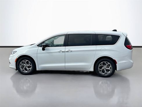 Certified 2024 Chrysler Pacifica Limited FWD image 8
