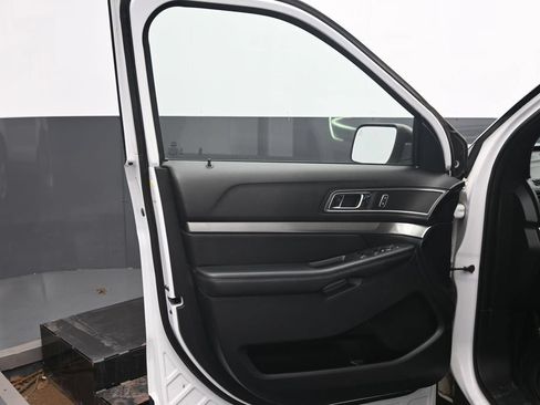 Used 2019 Ford Explorer XLT w/ Equipment Group 201A FWD image 17