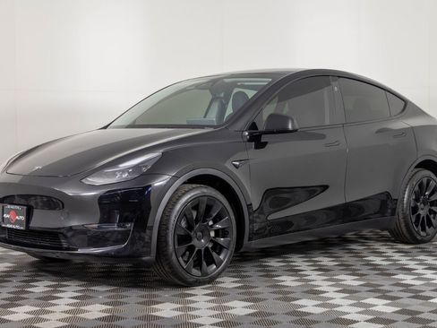 Used 2024 Tesla Model Y Long Range AWD/4WD image 1