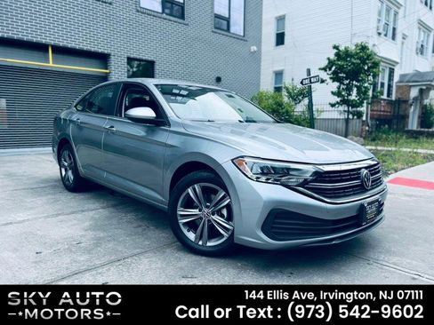 Used 2024 Volkswagen Jetta SE FWD image 3