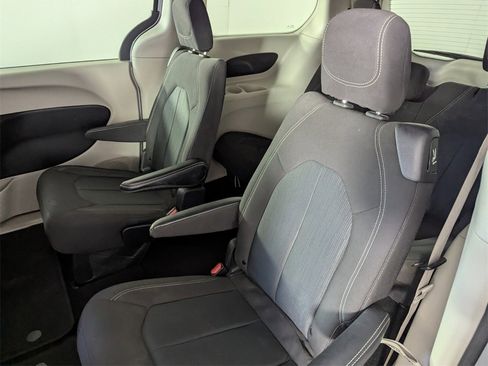 Used 2022 Chrysler Voyager LX image 15