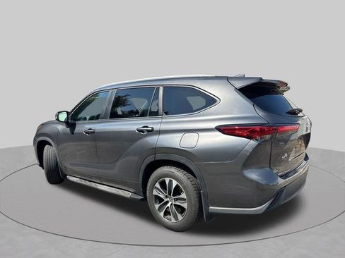 Used 2023 Toyota Highlander XLE FWD image 6