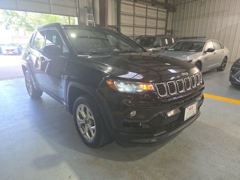 Used 2025 Jeep Compass Latitude w/ Sun & Sound Group AWD/4WD image 6