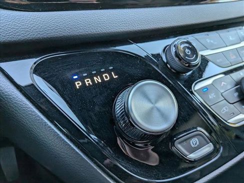 Used 2025 Chrysler Pacifica Select image 12