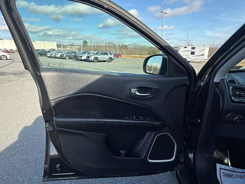 Used 2020 Jeep Compass Latitude image 23