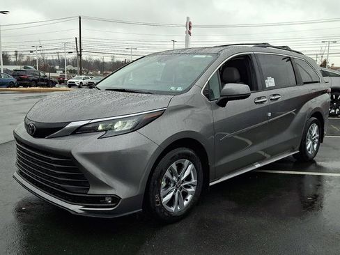 New 2026 Toyota Sienna XLE image 3
