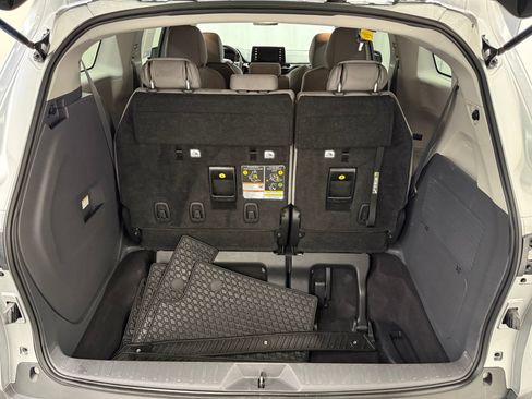 Used 2024 Toyota Sienna LE AWD/4WD image 5