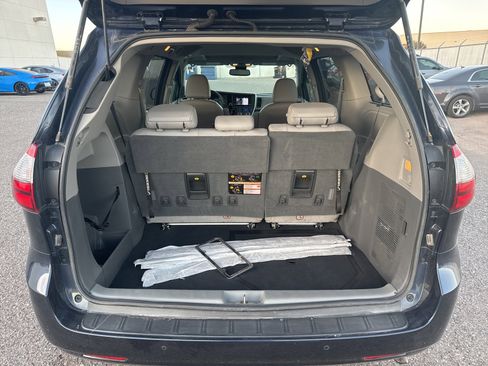 Used 2020 Toyota Sienna XLE w/ XLE Navigation Package image 11
