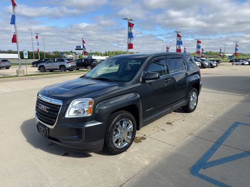 Used 2017 GMC Terrain SLE FWD image 1