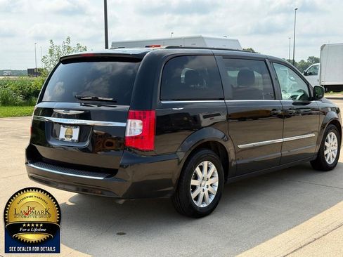 Used 2015 Chrysler Town & Country Touring FWD image 5