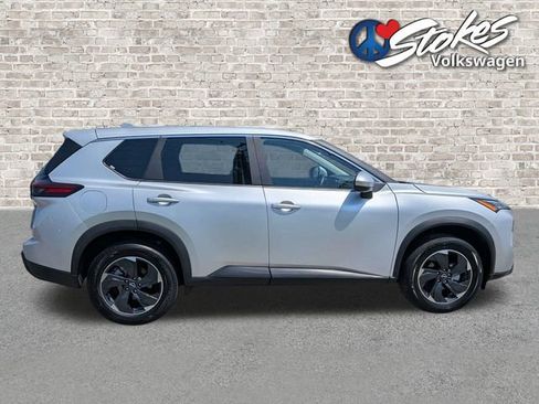 Used 2025 Nissan Rogue SV FWD image 3