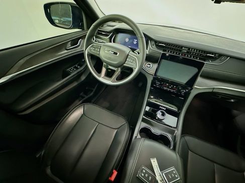 Used 2025 Jeep Grand Cherokee L Limited w/ Luxury Tech Group II RWD image 9