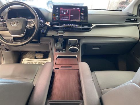 Used 2022 Toyota Sienna XLE AWD/4WD image 14