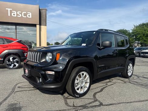 Used 2022 Jeep Renegade Latitude w/ Convenience Group AWD/4WD image 2