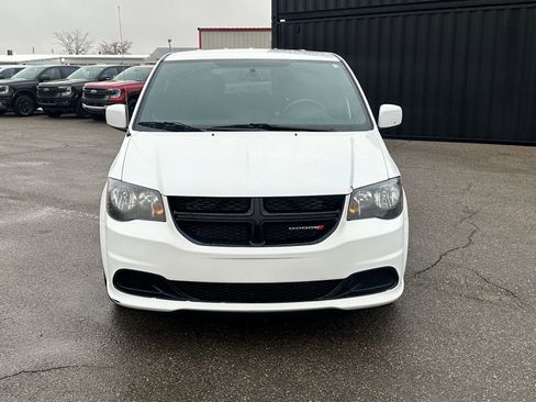 Used 2017 Dodge Grand Caravan SE image 2