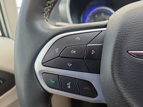 Used 2024 Chrysler Pacifica Touring-L FWD image 22