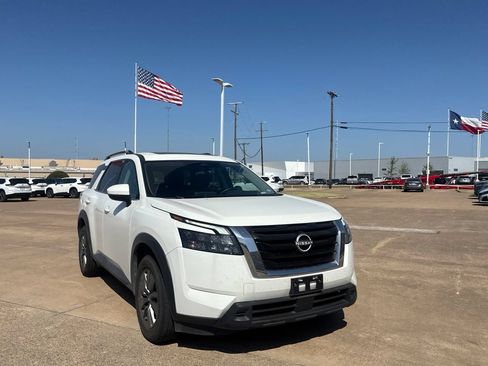 Used 2025 Nissan Pathfinder SV w/ SV Premium Package AWD/4WD image 2