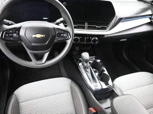 Used 2025 Chevrolet Trax LT FWD image 14