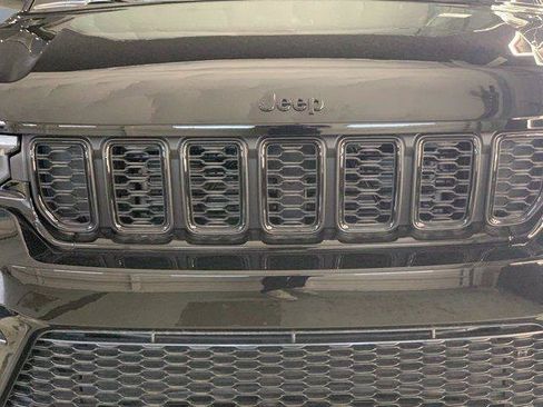 Certified 2025 Jeep Grand Cherokee Limited w/ Luxury Tech Group II AWD/4WD image 9