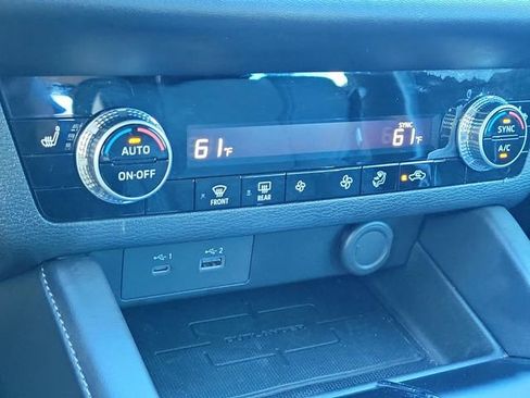 Used 2023 Mitsubishi Outlander SE image 32