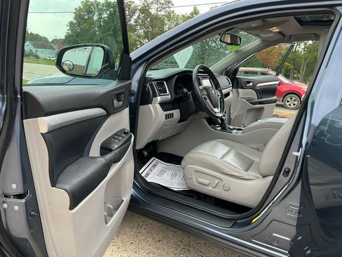 Used 2015 Toyota Highlander XLE AWD/4WD image 16