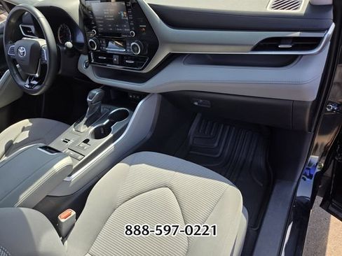 Used 2021 Toyota Highlander LE FWD image 18