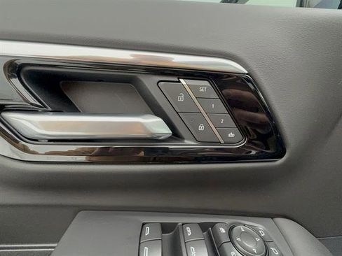 Used 2025 Chevrolet Tahoe Z71 image 12