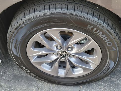 Used 2024 Toyota Sienna XLE image 5