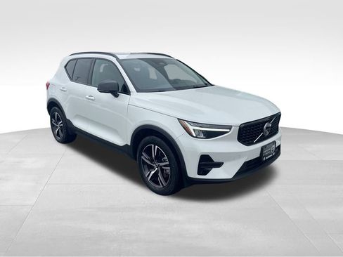Certified 2024 Volvo XC40 B5 Core image 9