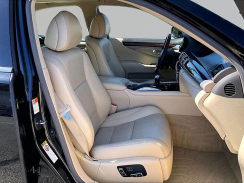 Used 2016 Lexus LS 460 w/ Comfort Package RWD image 8