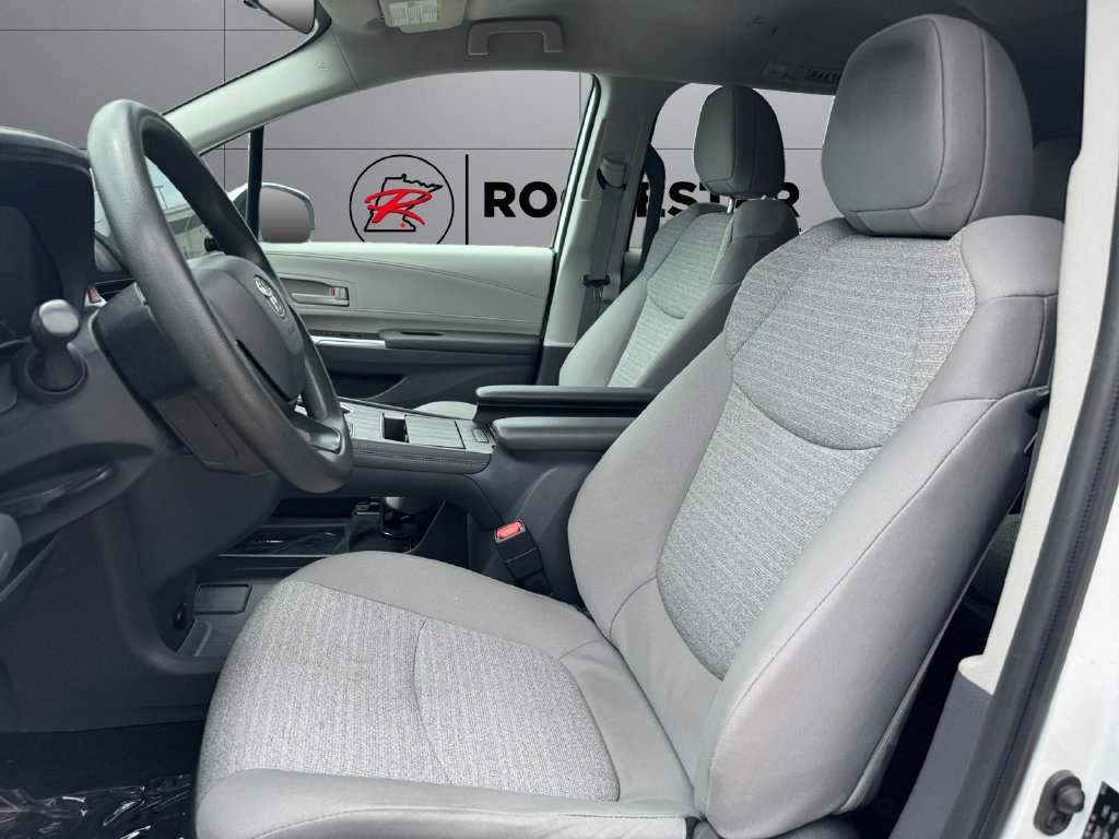 Used 2023 Toyota Sienna LE AWD/4WD image 10