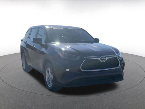 Used 2025 Toyota Highlander LE image 3