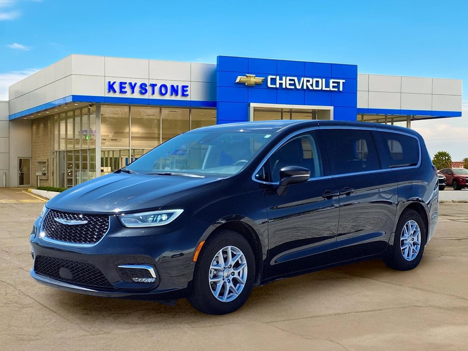Used 2023 Chrysler Pacifica Touring-L FWD image 3