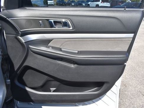 Used 2017 Ford Explorer XLT w/ Equipment Group 202A AWD/4WD image 48