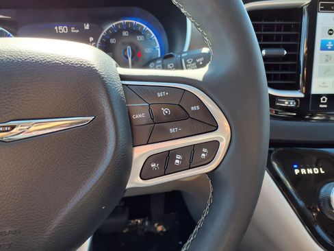Used 2023 Chrysler Pacifica Touring-L FWD image 18