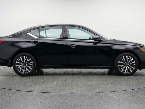 Used 2025 Nissan Altima 2.5 SV image 11