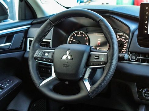 New 2026 Mitsubishi Outlander SE image 25