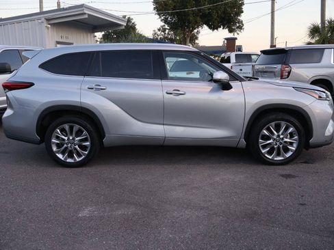 Used 2020 Toyota Highlander Limited FWD image 3
