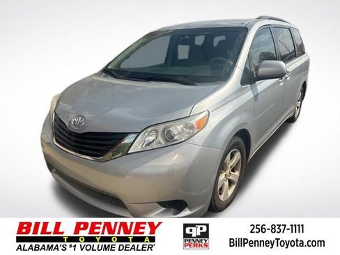 Used 2014 Toyota Sienna LE image 1