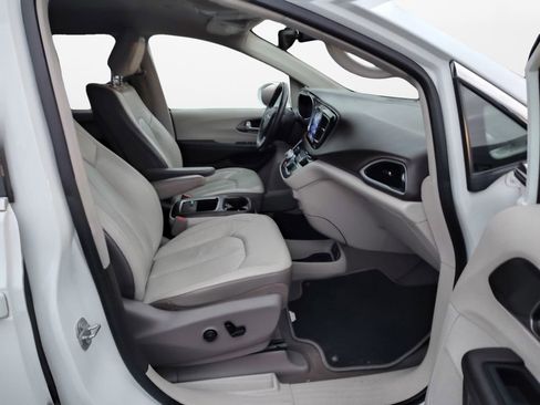 Used 2017 Chrysler Pacifica Touring-L Plus w/ Tire & Wheel Group image 24