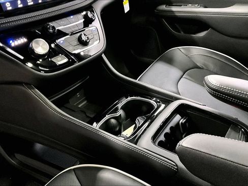 New 2026 Chrysler Pacifica Limited w/ S Appearance Package FWD image 9