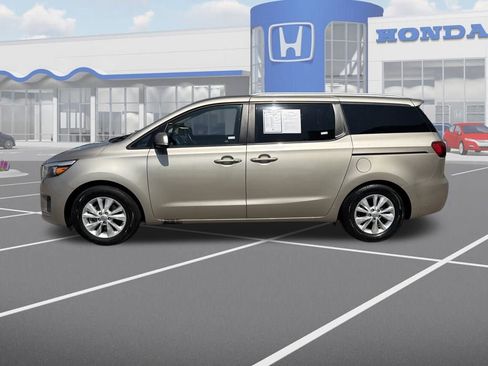 Used 2017 Kia Sedona LX w/ LX Essentials Premium Package image 5