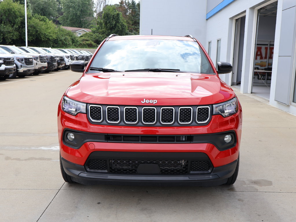 Used 2024 Jeep Compass Latitude w/ Sun and Sound Group AWD/4WD image 5